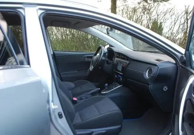 TOYOTA Auris 