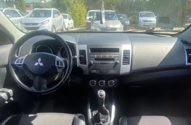 MITSUBISHI Outlander 