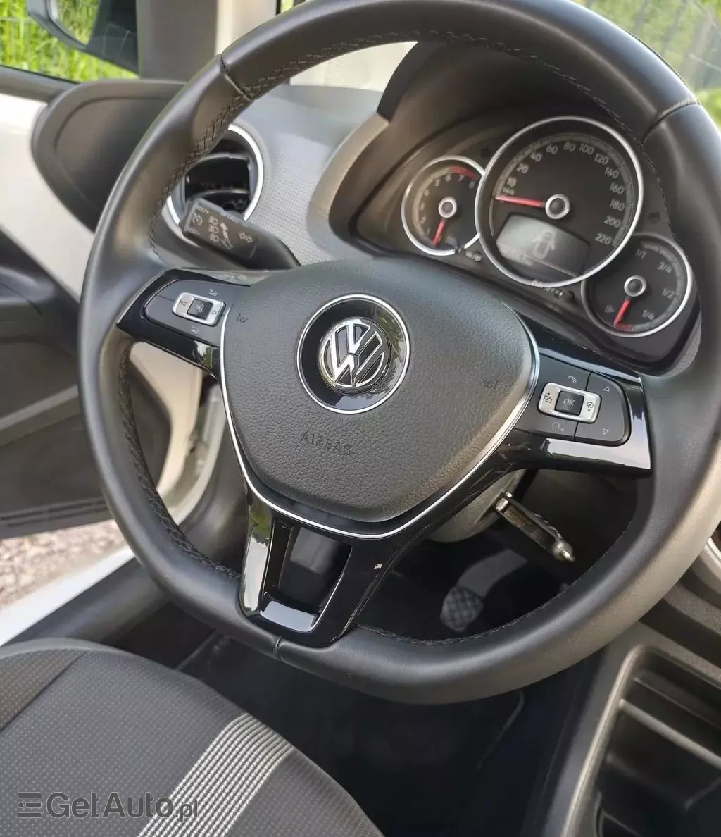 VOLKSWAGEN Up! 