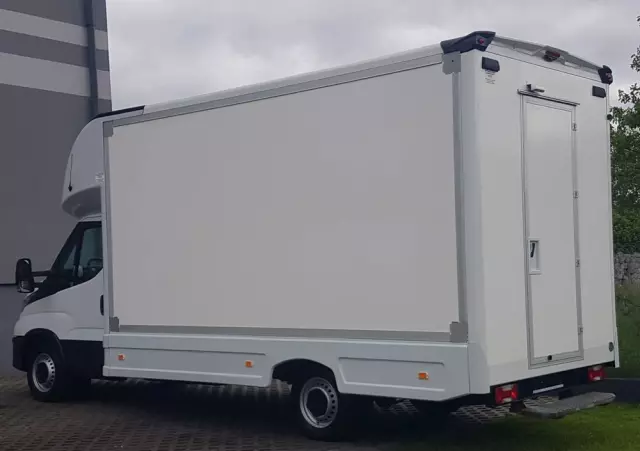 IVECO DAILY KONTENER NISKOPODŁOGOWY 4,43x2,23x2,42 SKLEP FOODTRUCK BAR KLIMA KONIOWÓZ KAMPER 
