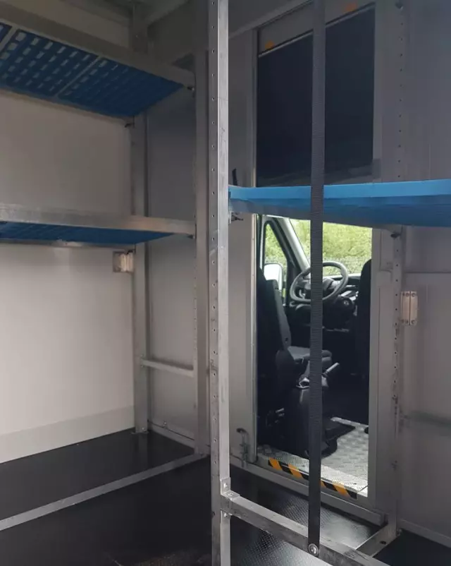IVECO DAILY KONTENER NISKOPODŁOGOWY 4,43x2,23x2,42 SKLEP FOODTRUCK BAR KLIMA KONIOWÓZ KAMPER 