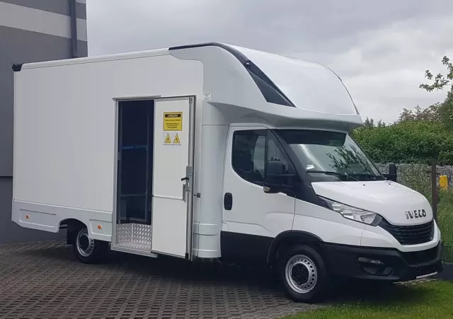 IVECO DAILY KONTENER NISKOPODŁOGOWY 4,43x2,23x2,42 SKLEP FOODTRUCK BAR KLIMA KONIOWÓZ KAMPER 