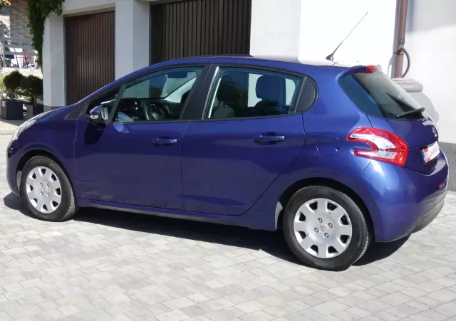 PEUGEOT 208 