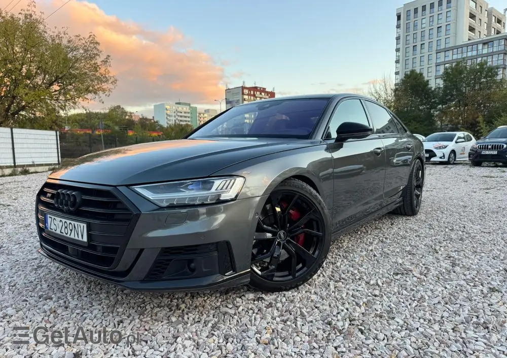 AUDI S8 