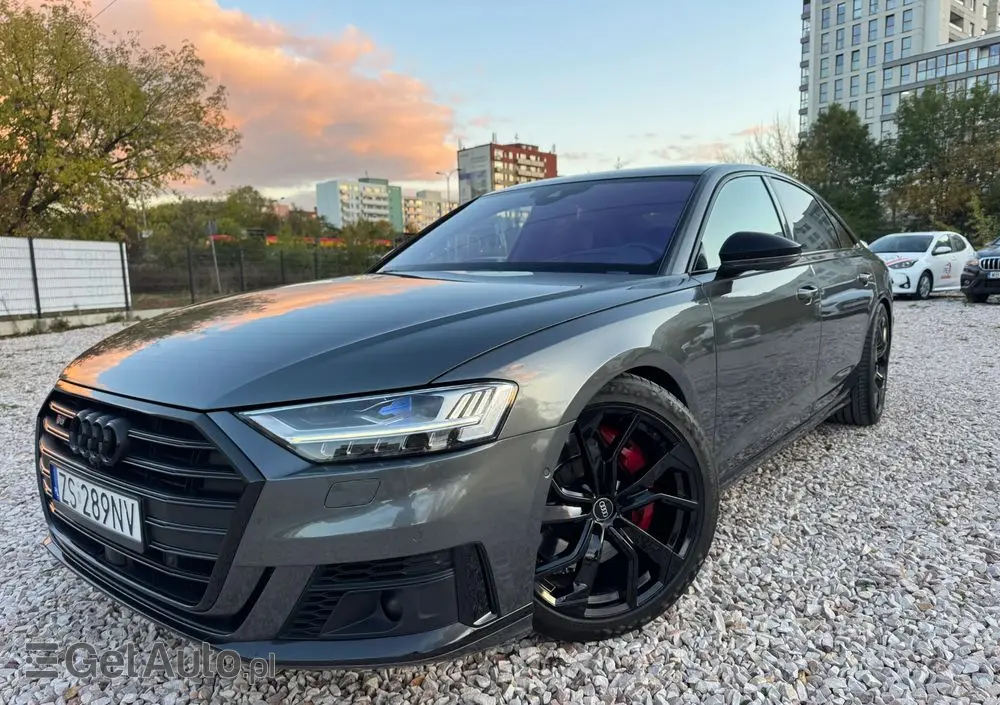 AUDI S8 