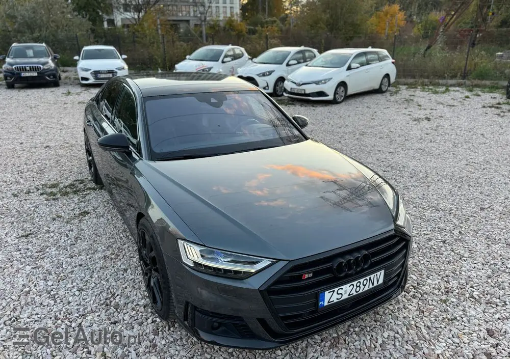 AUDI S8 