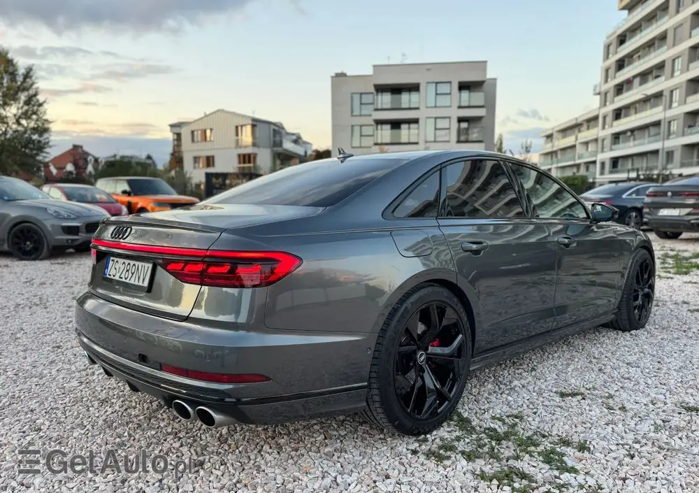 AUDI S8 