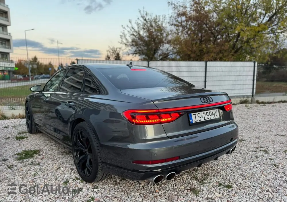 AUDI S8 