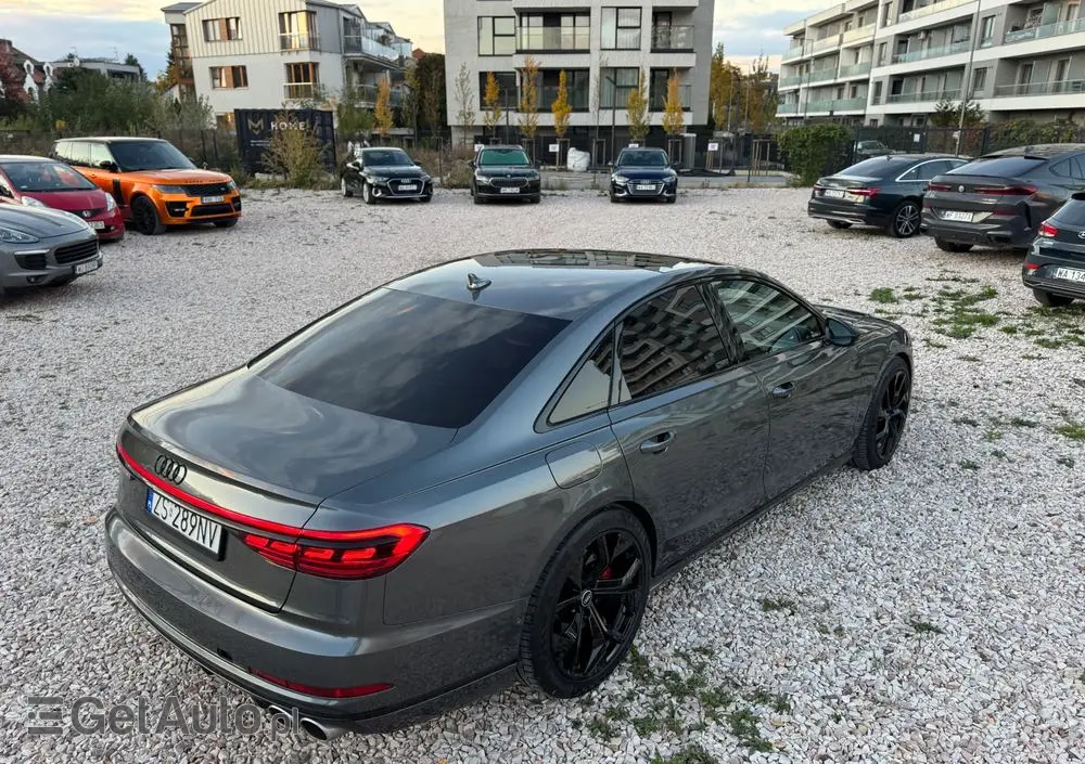 AUDI S8 