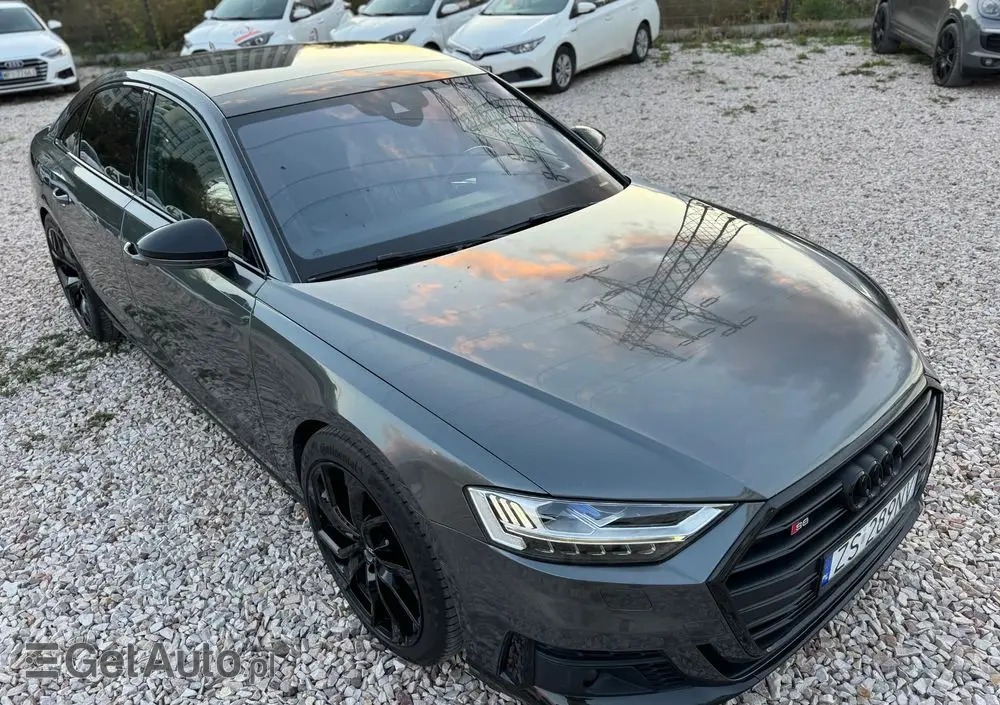 AUDI S8 
