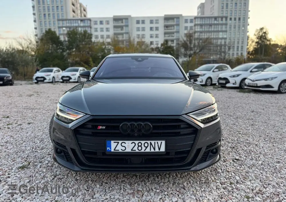 AUDI S8 