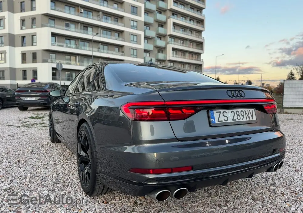 AUDI S8 