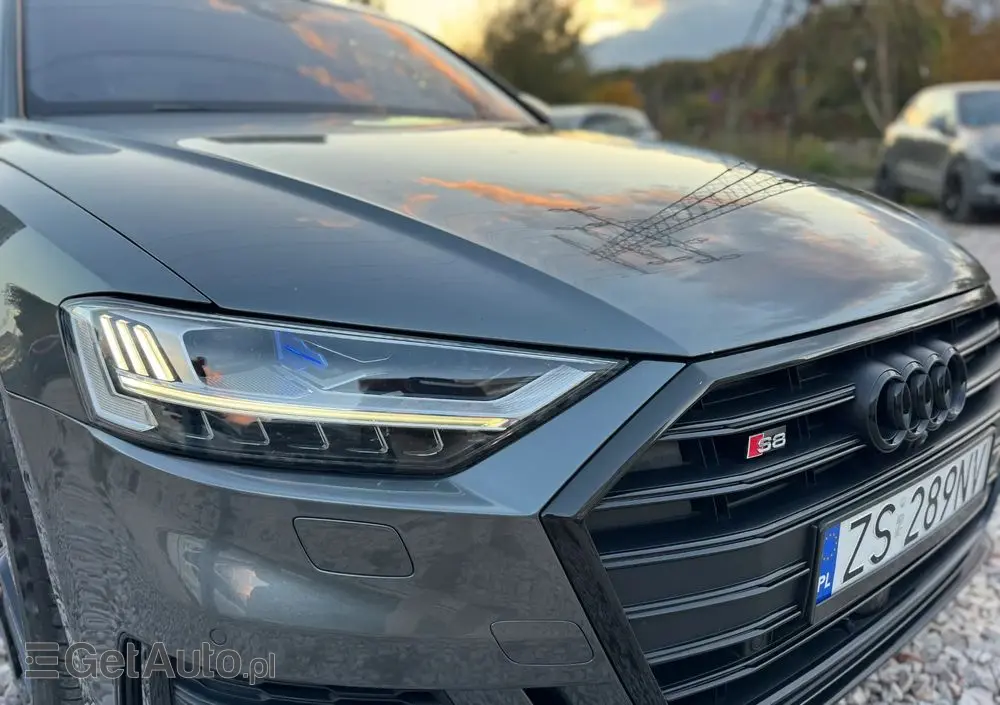 AUDI S8 