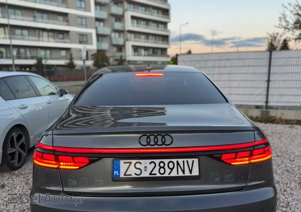 AUDI S8 