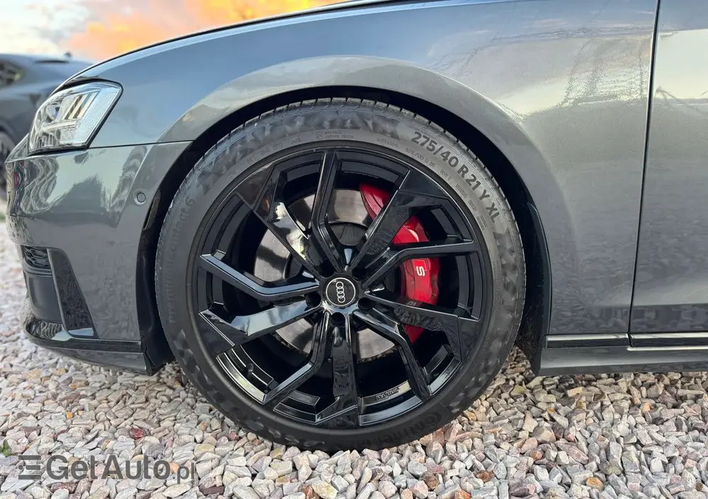 AUDI S8 