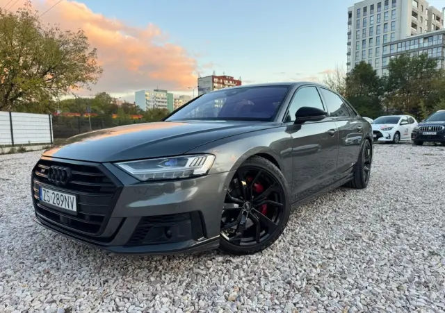 AUDI S8 