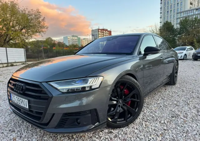 AUDI S8 