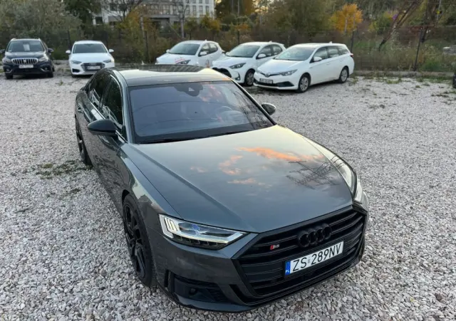 AUDI S8 