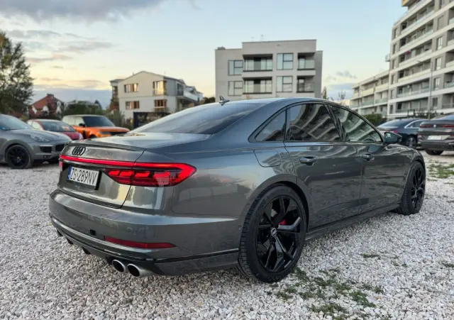 AUDI S8 