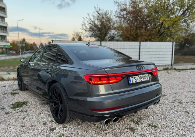 AUDI S8 