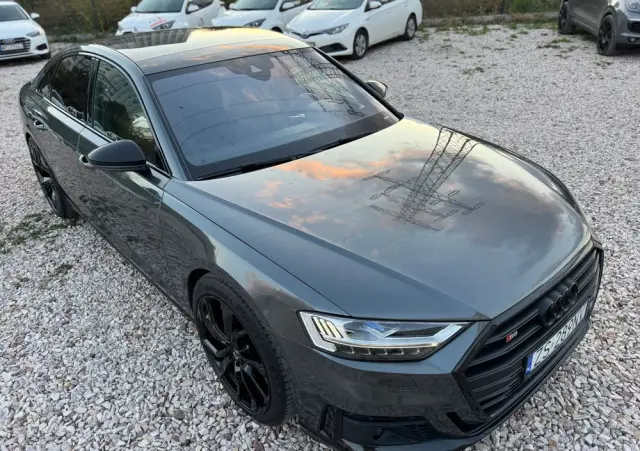 AUDI S8 