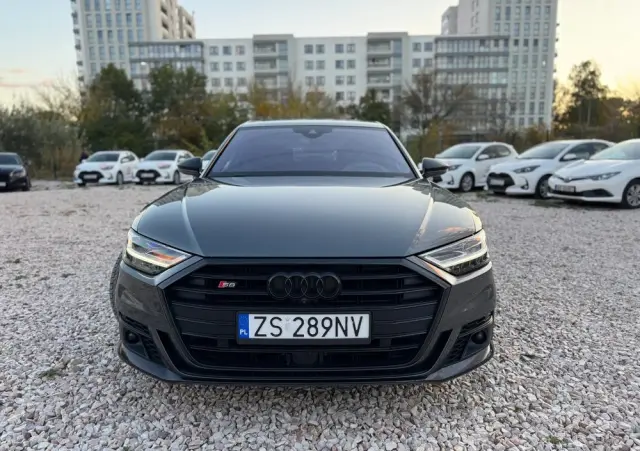 AUDI S8 