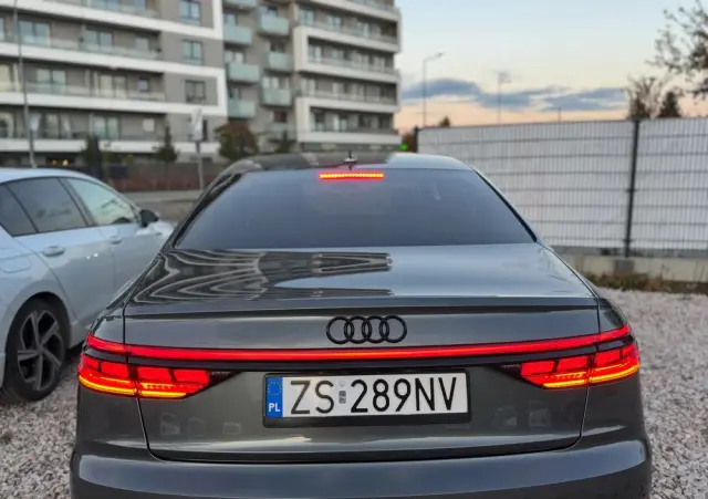 AUDI S8 