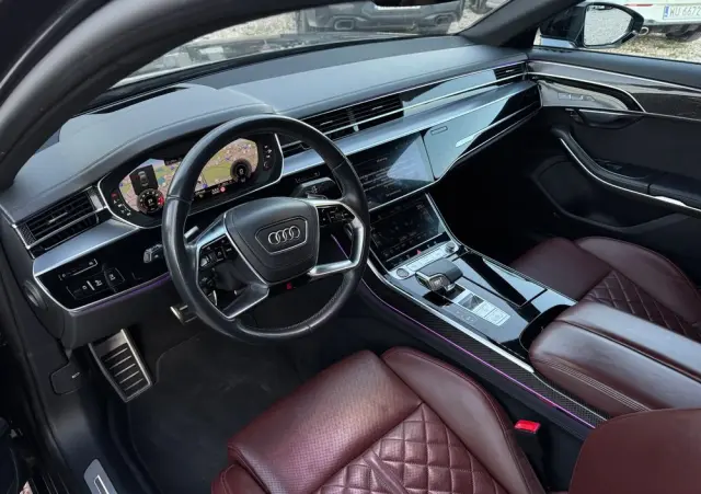 AUDI S8 