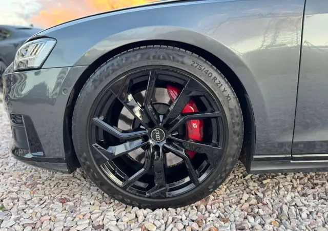 AUDI S8 