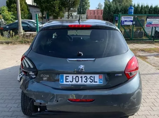 PEUGEOT 208 