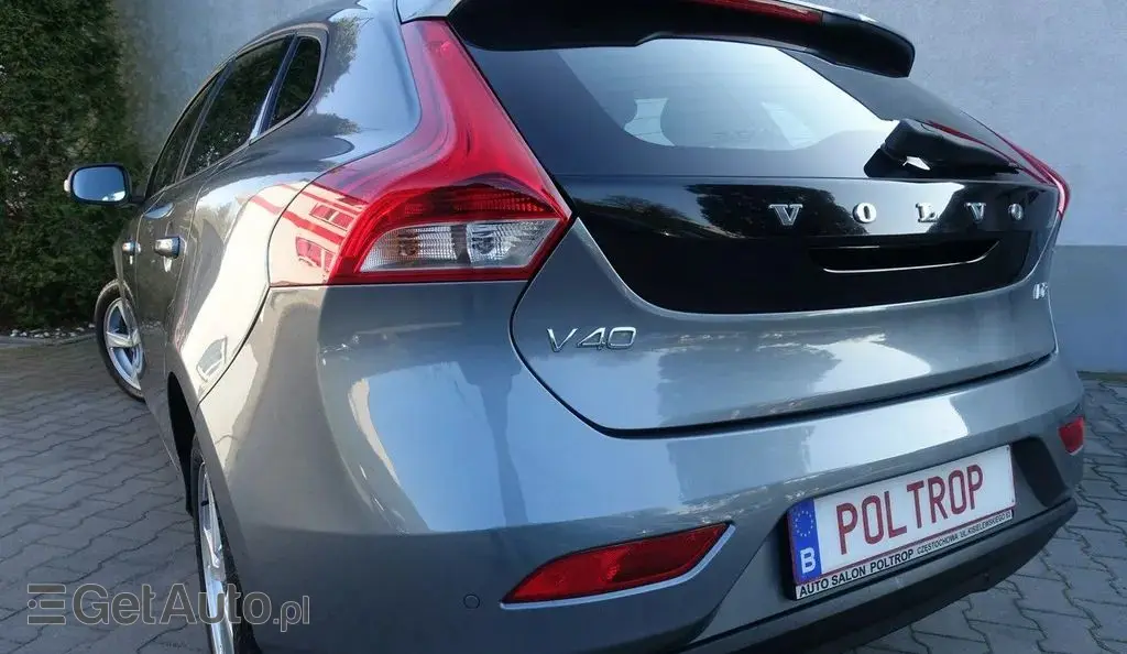 VOLVO V40 