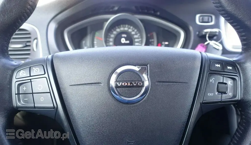 VOLVO V40 