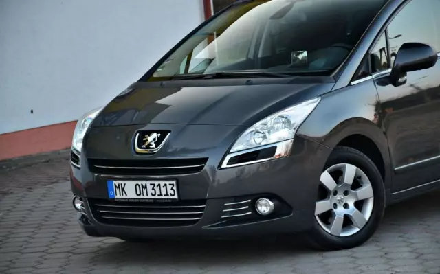 PEUGEOT 5008 