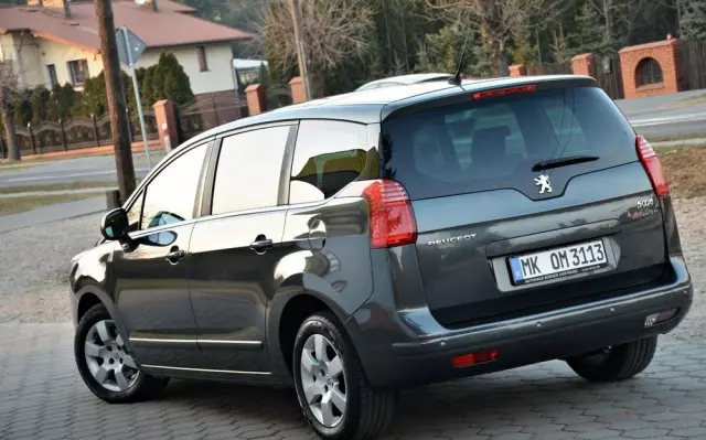 PEUGEOT 5008 