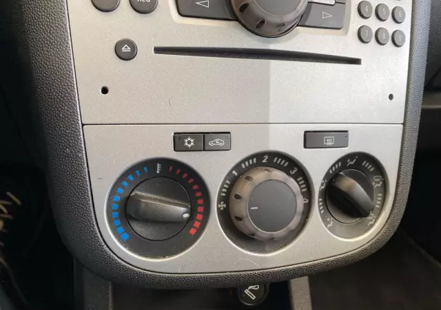 OPEL Corsa 1.2 16V Edition 150