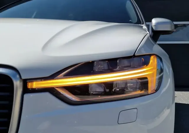 VOLVO XC 60 D4 R-Design