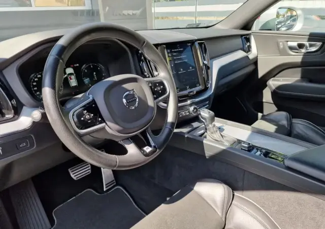 VOLVO XC 60 D4 R-Design