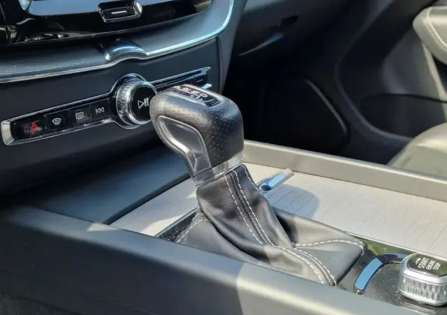 VOLVO XC 60 D4 R-Design