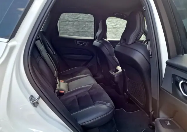 VOLVO XC 60 D4 R-Design