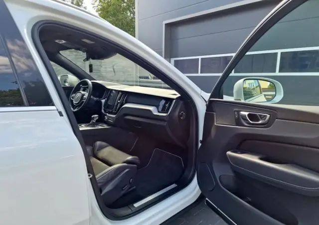 VOLVO XC 60 D4 R-Design