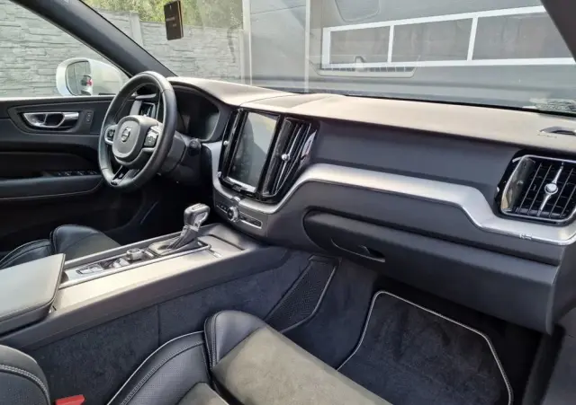 VOLVO XC 60 D4 R-Design