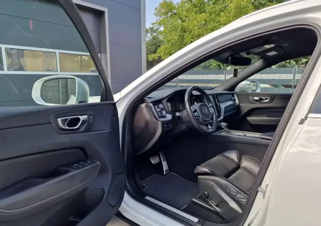 VOLVO XC 60 D4 R-Design