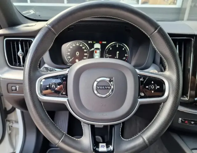 VOLVO XC 60 D4 R-Design