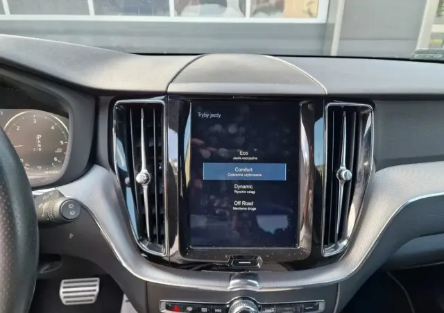 VOLVO XC 60 D4 R-Design