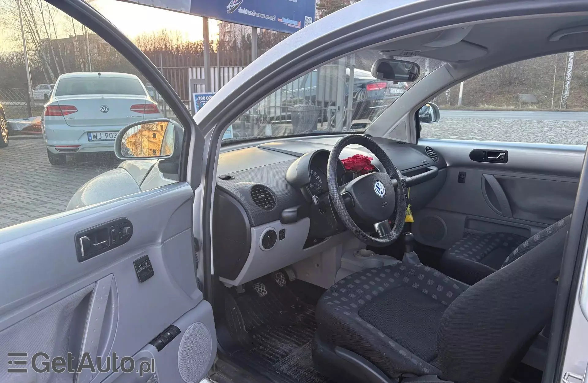 VOLKSWAGEN New Beetle 