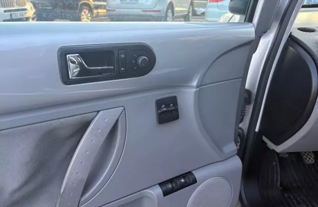 VOLKSWAGEN New Beetle 