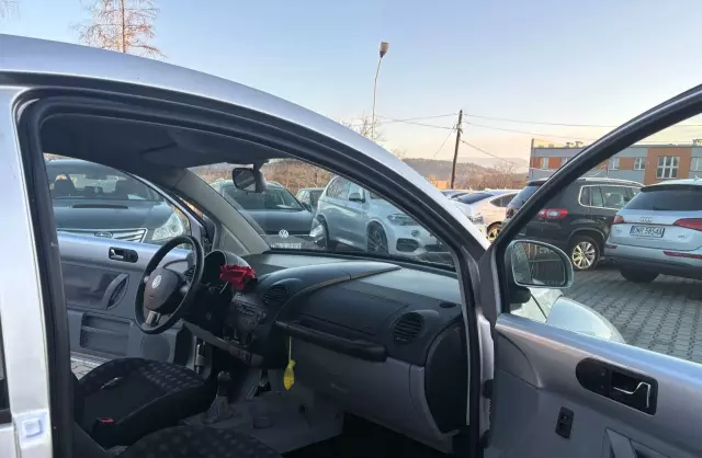 VOLKSWAGEN New Beetle 