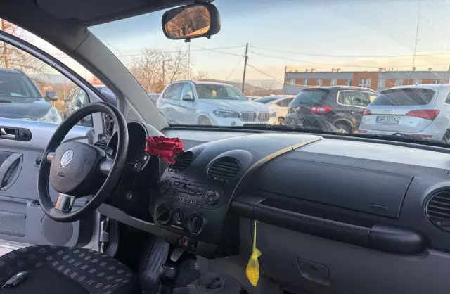 VOLKSWAGEN New Beetle 