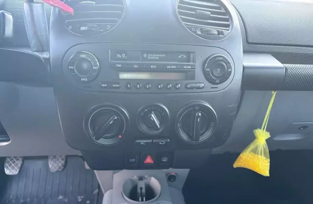 VOLKSWAGEN New Beetle 