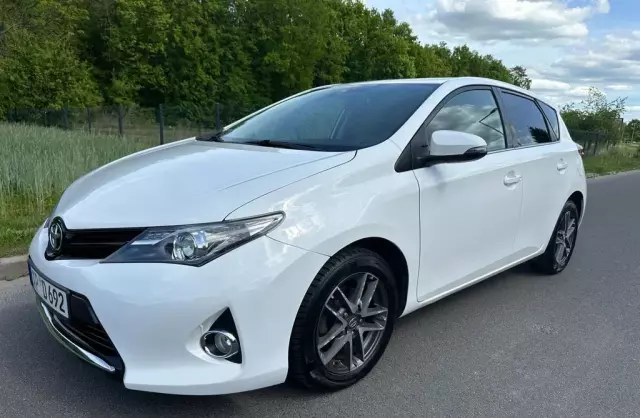 TOYOTA Auris 